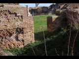 03154 ostia - regio i - insula xii - caseggiato dei triclini (i,xii,1) - hof - nordende - 1. raum - bli ri foro della statua eroica (i,xii,2) - 01-2024.jpg